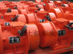 YZS振動(dòng)電機(jī)：加裝防護(hù)外殼，密封性強(qiáng)不易損壞。