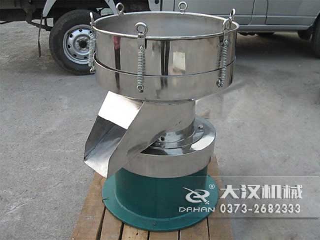 涂料振動篩由：框體，振動斗，出料口，振動電機底座等部件組成