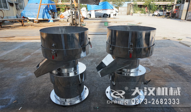 不銹鋼涂料振動篩是一種比較受用戶歡迎的產(chǎn)品之一，主要優(yōu)勢耐酸堿，不生銹，使用壽命長。