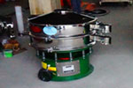 800型單層三次元振動篩，產(chǎn)量可達(dá)800kg/h。